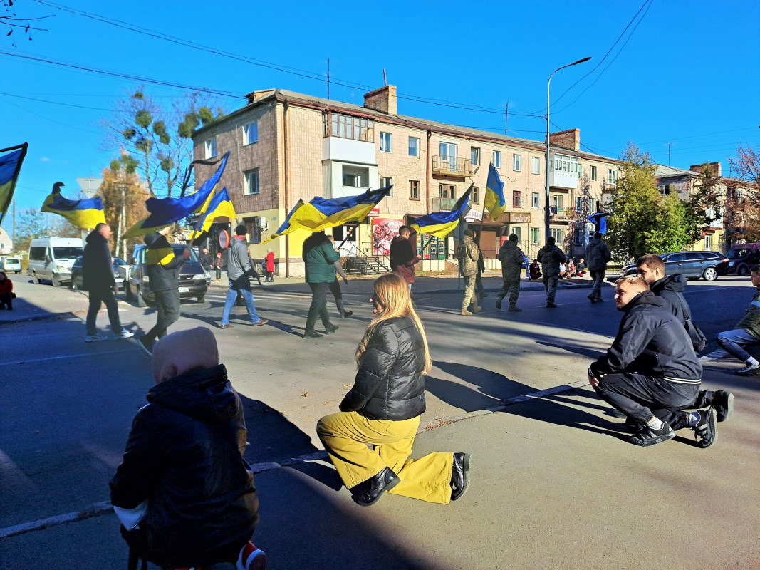 Коровай ділили на кладовищі: на Волині попрощалися з Героєм Максимом Хецером