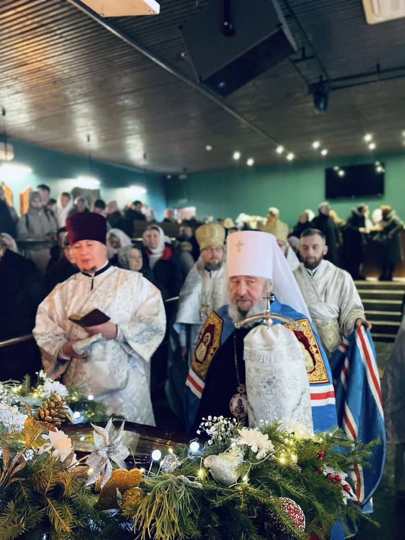 Різдво без названого ворога і богослужіння у колишньому клубі: як на Волині митрополит УПЦ МП привітав паству зі святом