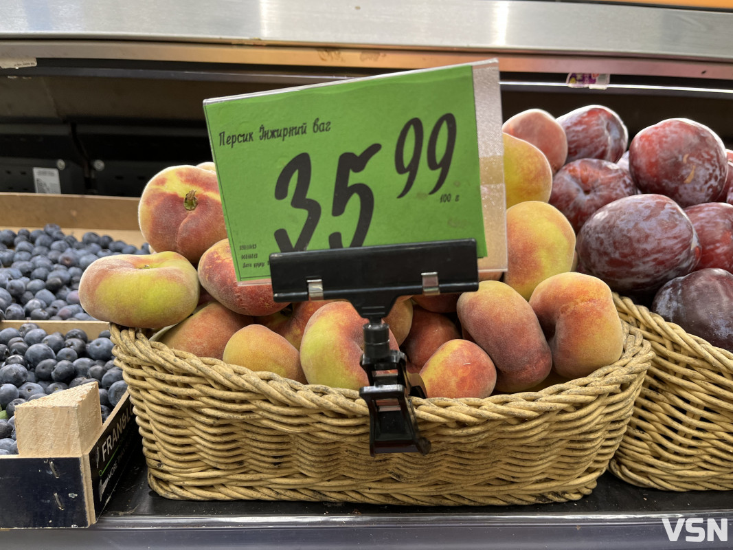 Кавун, диня та персики: скільки коштують у Луцьку