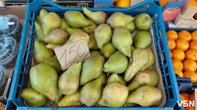 Скільки коштують фрукти та перші ягоди на ринку у Луцьку?