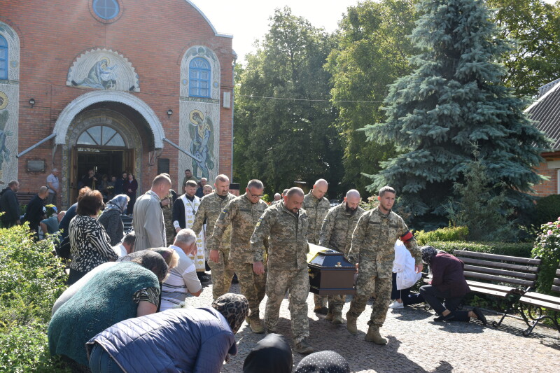 Загинув понад 10 місяців тому: у Луцькій громаді попрощались з Героєм Костянтином Ризванюком