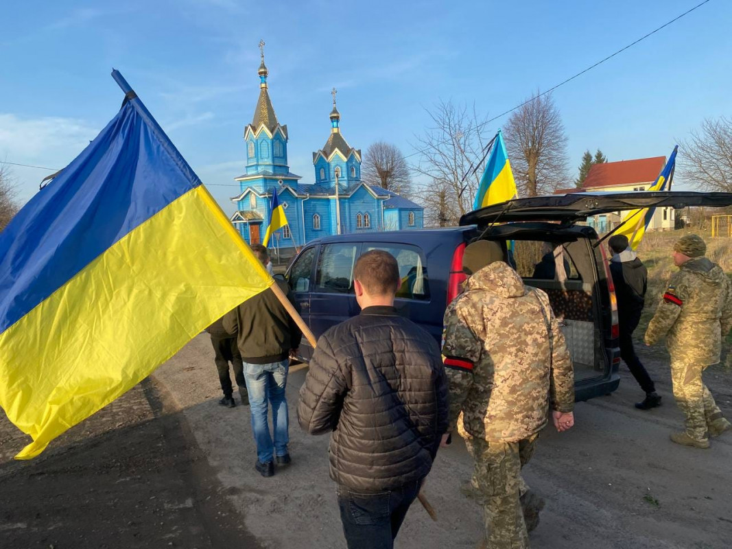 Батьки, брат та сестри залишились без надійного плеча: на Волині попрощалися із Героєм Олексієм Литвинчуком