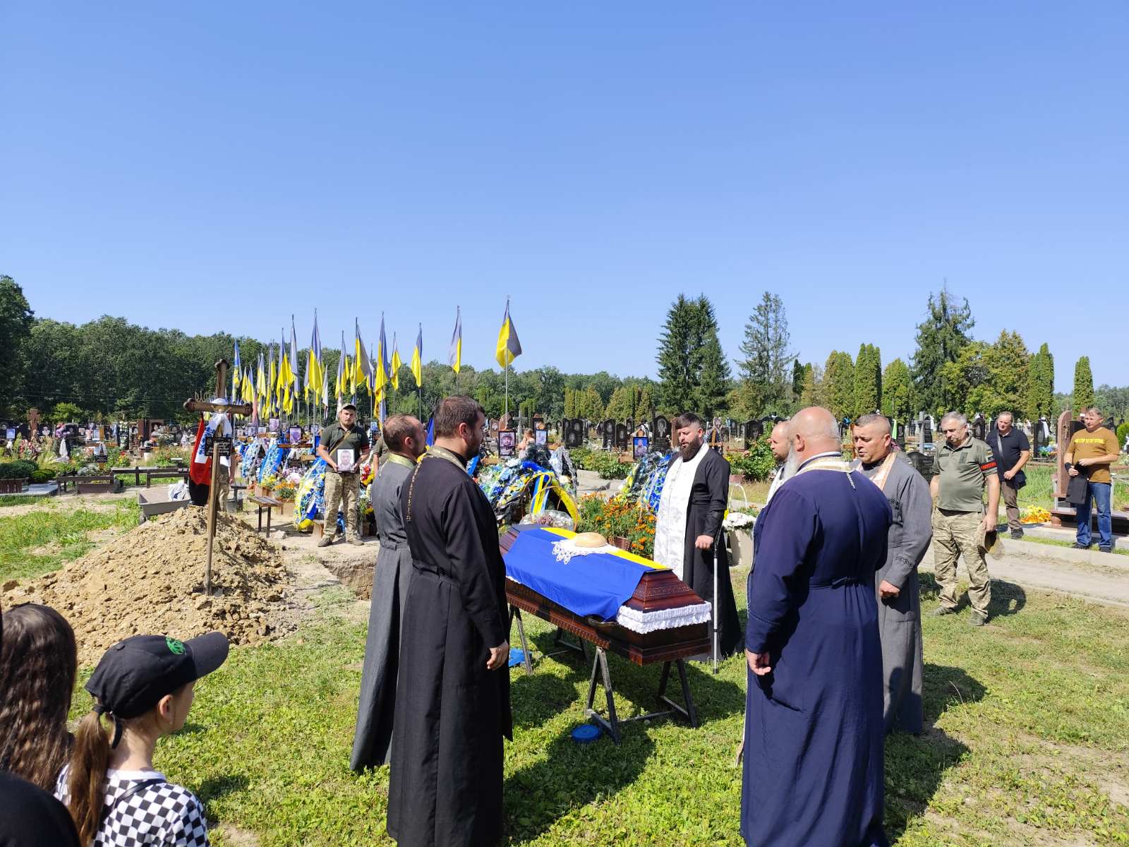 Овдовіла дружина, без батька залишилися дві донечки: на Волині попрощались з Героєм Віктором Галабурдою