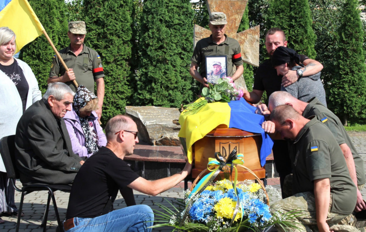 Серце воїна зупинилося після років боротьби: громада на Волині зустріла на щиті Олега Орлюка
