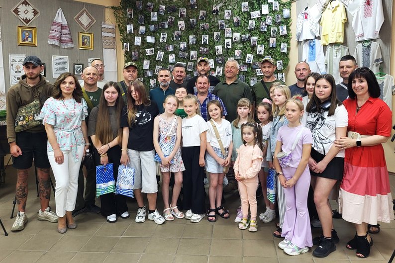 У місті на Волині відкрили зворушливу виставку портретів ветеранів, створених дітьми