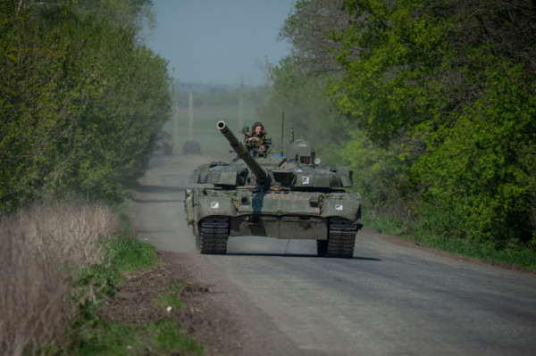Українські воїни влаштували «парад» на російських танках