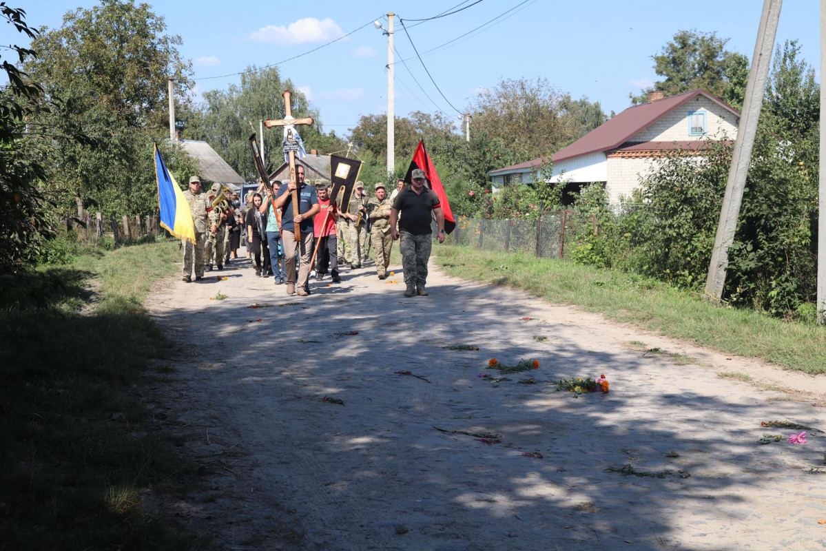 Загинув через місяць після дня народження: у Луцькому районі попрощались із полеглим Героєм Олегом Карпюком