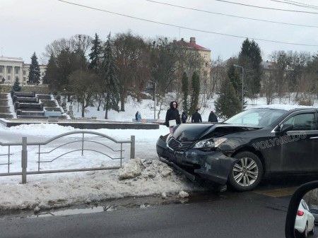 Одну відкинуло у паркан: у Луцьку зіткнулися дві автівки. Фото