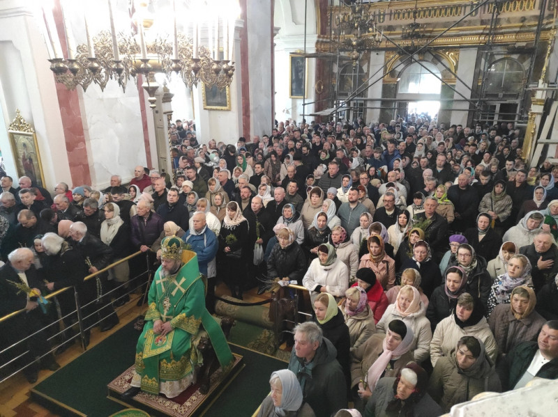 Віряни більше години стояли в черзі: у луцькому соборі освятили вербу