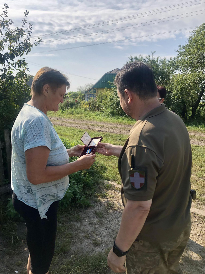 Без батька лишилося двоє маленьких діток: матері загиблого Героя з Волині Станіслава Рибчука вручили нагороду сина