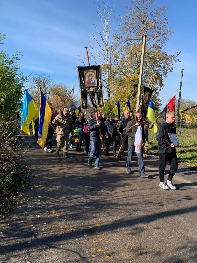 Ростив трьох синів: у Луцькому районі сотні людей прощалися з бойовим командиром Анатолієм Кошелюком