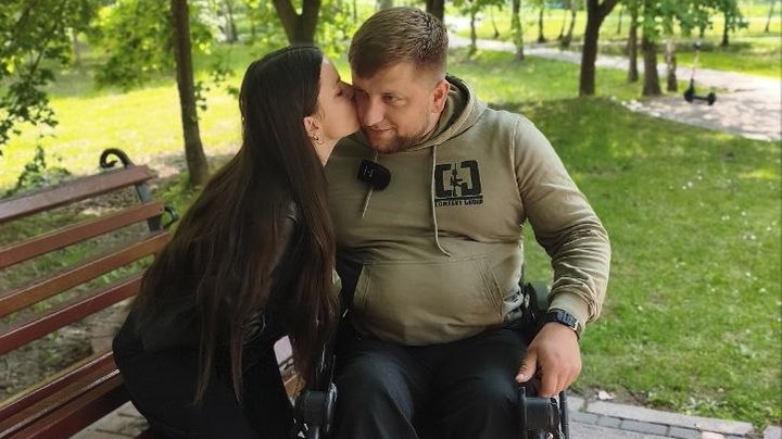 Вона чекала його з війни, а потім боролася за нього в лікарнях: історія сім'ї з Волині