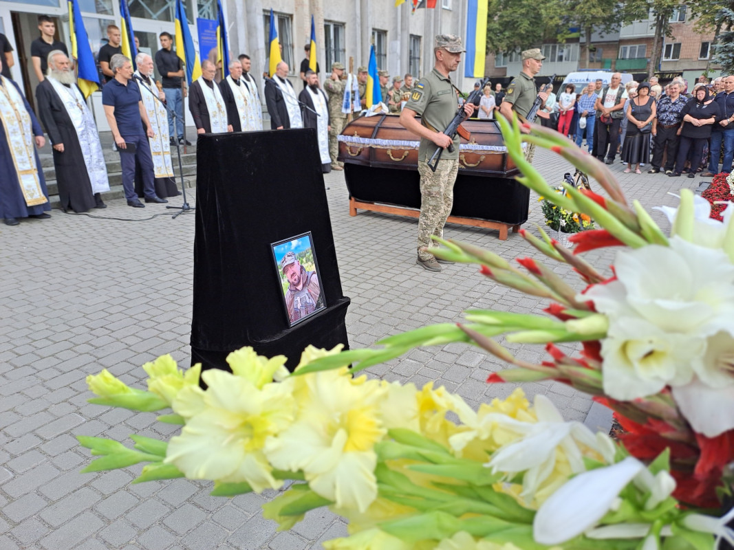 «Мамуль, не переживай, у медиків найменше шансів загинути на війні»: на Волині попрощались з Героєм Віталієм Кухарчуком