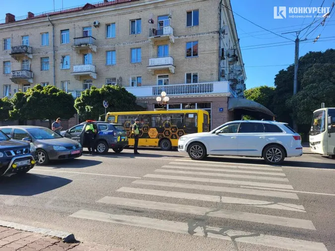 У Луцьку навпроти ВНУ автівка збила дівчину на пішохідному переході