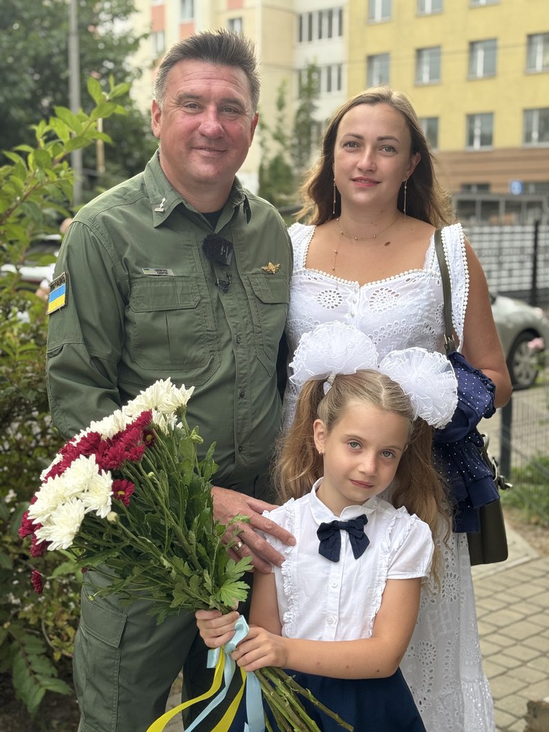 Захисник «Азовсталі» з Луцька повів доньку у перший клас. Фото