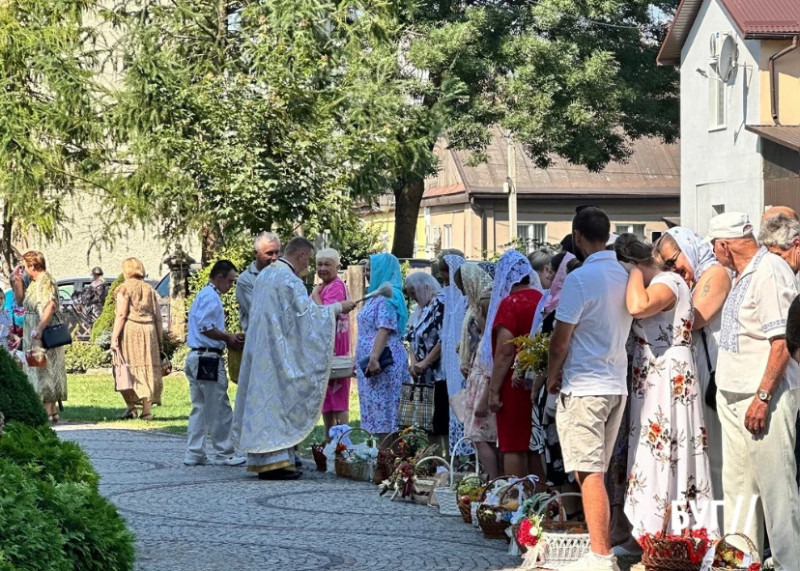 З кошиками до храму: як на Волині відзначають Яблучний Спас
