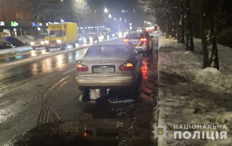 У Луцьку автівка збила чоловіка, він у лікарні. Фото