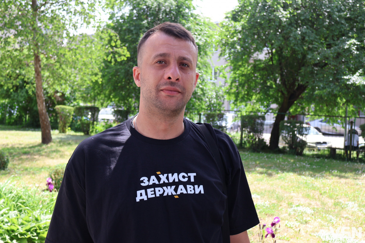 У центрі Луцька посадовці вчилися долати бордюри у кріслах колісних. Фото