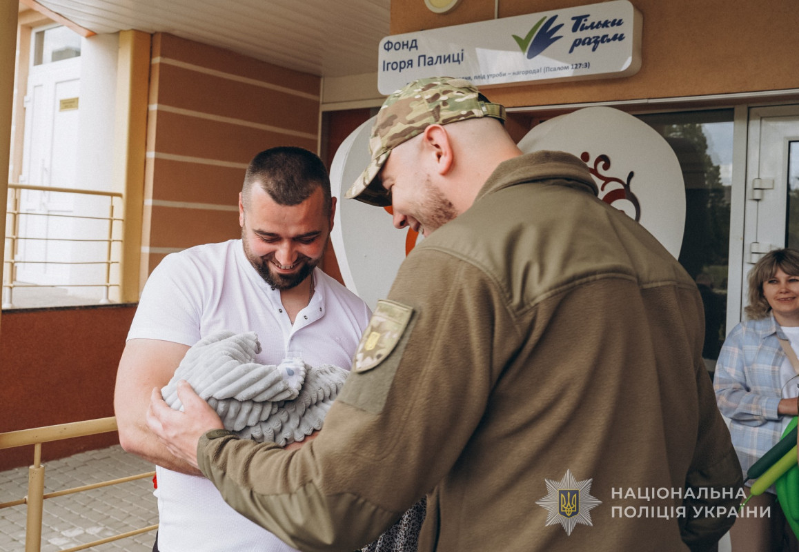 Вдруге став батьком: у родині волинського поліцейського-добровольця народився син