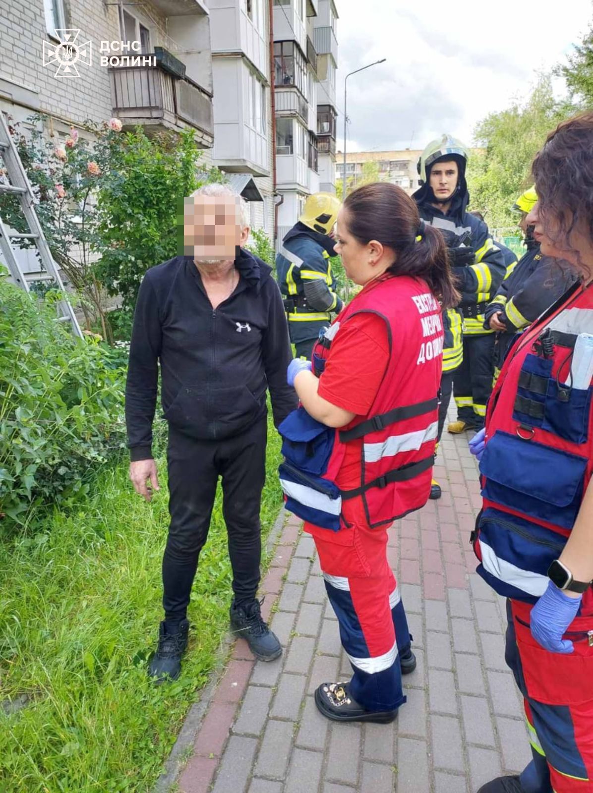 У Луцьку рятувальники зняли чоловіка з балкону третього поверху