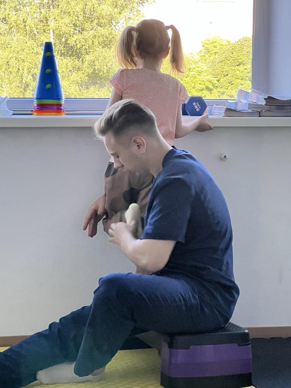 «Щастя — коли дитина забрала ложку і почала сама їсти»: у Луцьку після жахливої ДТП відновлюється шестирічна Єва