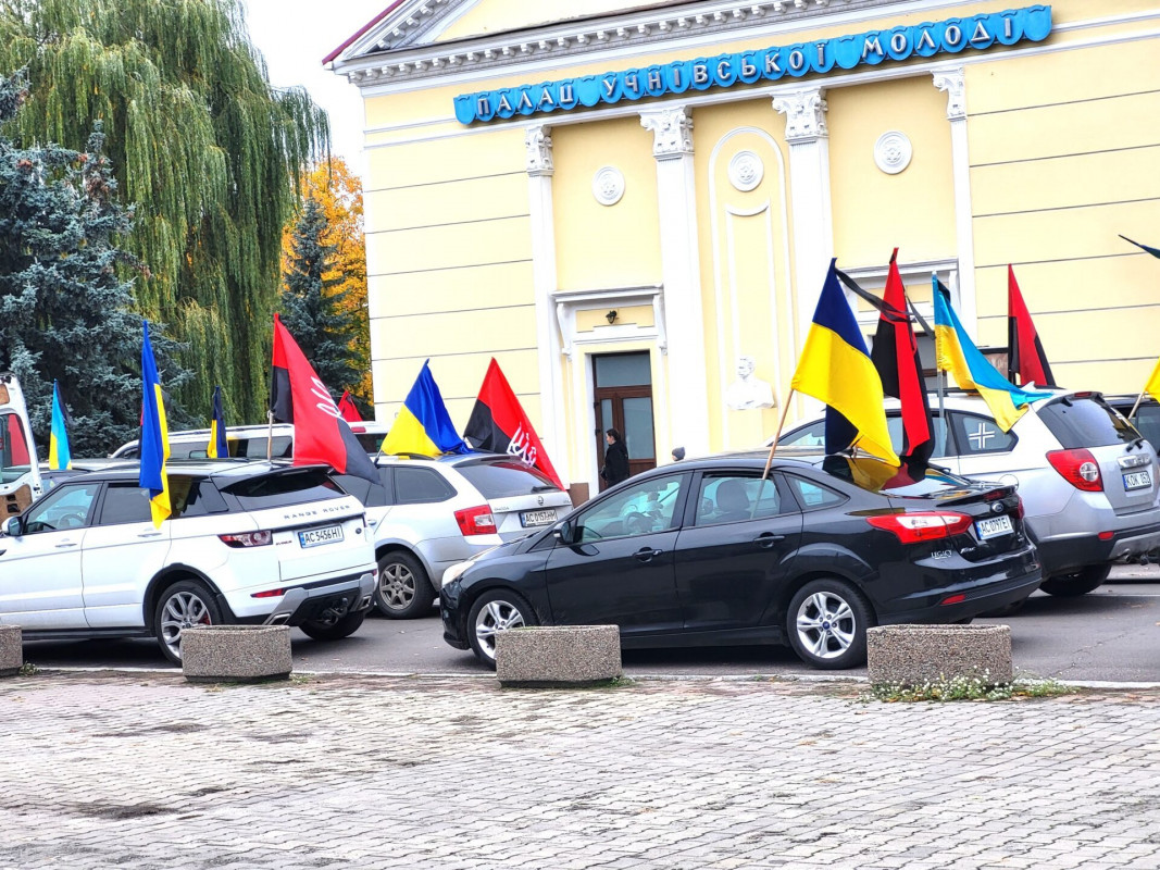 Один син - у полоні, інший - на передовій: на Волині попрощалися із  Героєм Ярославом Богданом