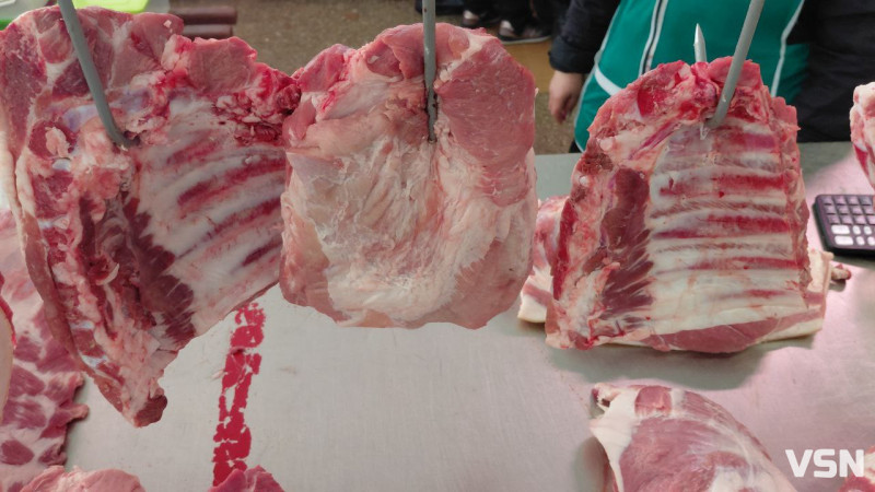 Скільки коштує м'ясо та сало на ринку у Луцьку