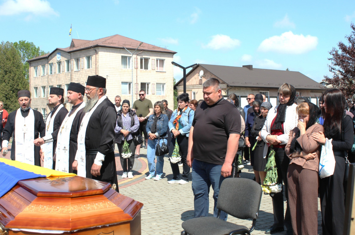 Рік і три місяці вважався зниклим безвісти: на Волині в останню земну путь провели Героя Павла Герасимчука