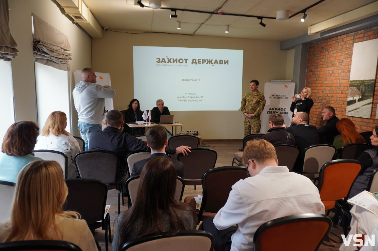 Люди не знають, що повинен робити депутат: у Луцьку обговорили парламентську кризу під час війни