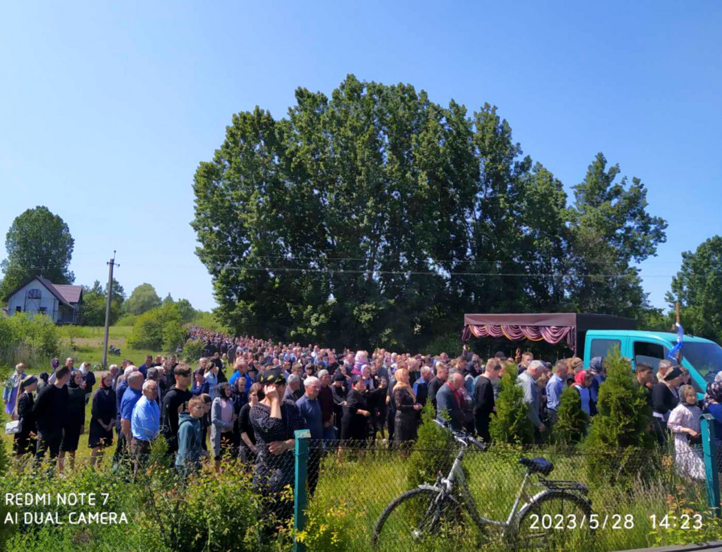 Сиротами залишилися троє донечок: на Волині сотні людей прийшли попрощатися із Героєм Миколою Гапонюком