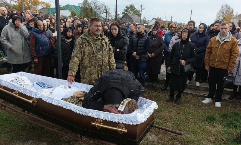 Батько боронить Україну від російських загарбників: на Волині попрощались з Героєм Романом Каденчуком