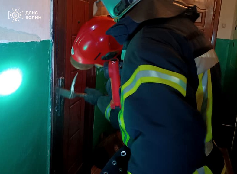 На Волині чоловік потребував допомоги, але був закритий у квартирі - викликали рятувальників