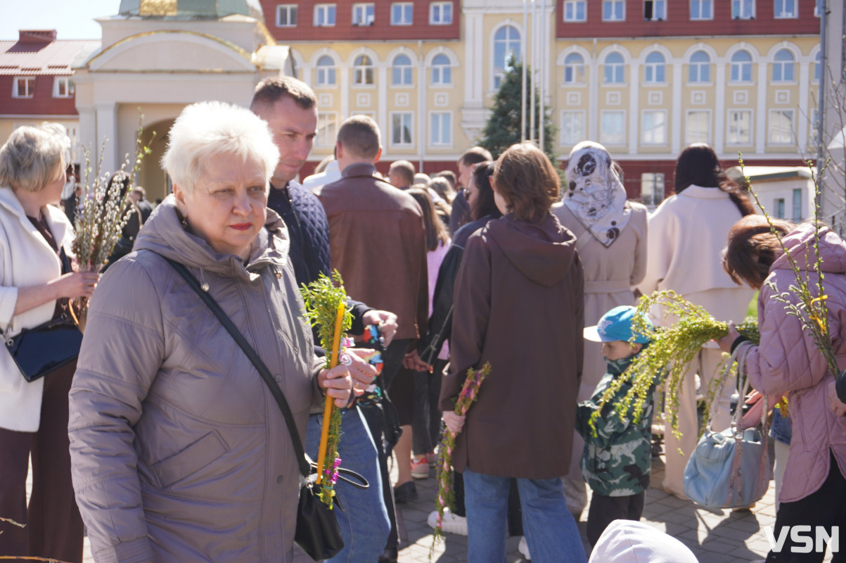 Сотні вірян прийшли освячувати вербу у головний собор Луцька. Фоторепортаж