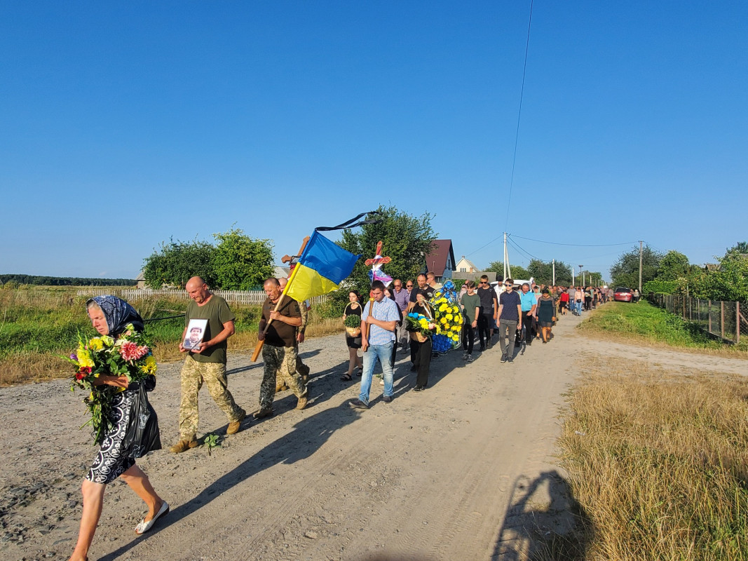 Залишився син і однорічна донечка: на Волині попрощалися з молодим Героєм Михайлом Деркачем