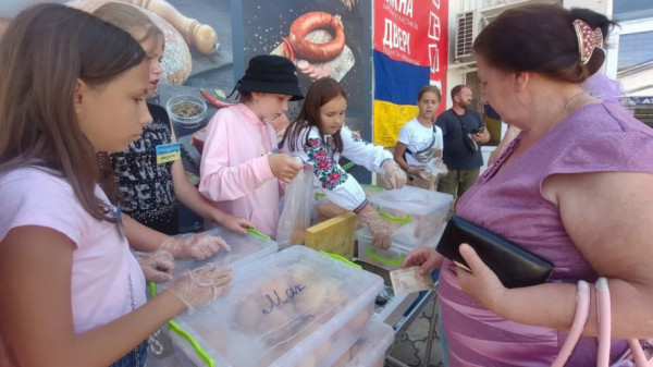 Авторка нової поштової марки з Волині продає з друзями пончики задля допомоги ЗСУ