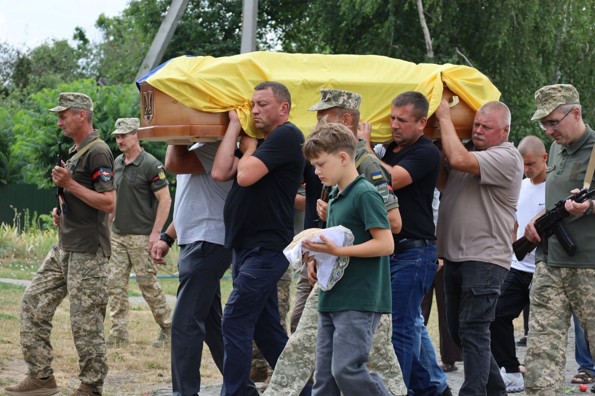 Тривалий час вважався зниклим безвісти: на Волині в останню земну дорогу провели захисника Андрія Стернічука
