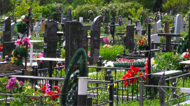 Чарка на могилі та поминальний обід: священник з Луцька пояснив, де традиція, а де забобон