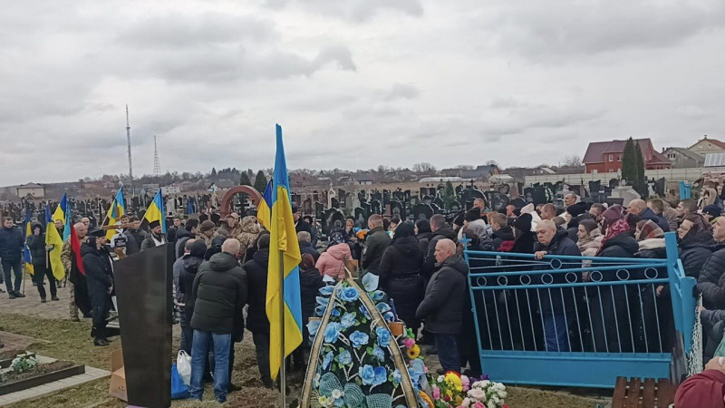 Понад пів року рідні надіялися, що живий: біля Луцька останню шану віддали Герою-розвіднику Роману Мигдалю