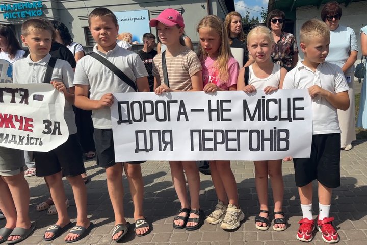 Після ДТП з 5-річною дитиною: у громаді на Волині вимагають не допускати неповнолітніх за кермо мотоциклів