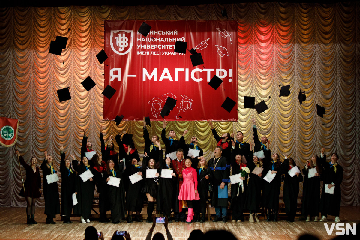 Понад півтори тисячі магістрів ВНУ отримали дипломи. Фото