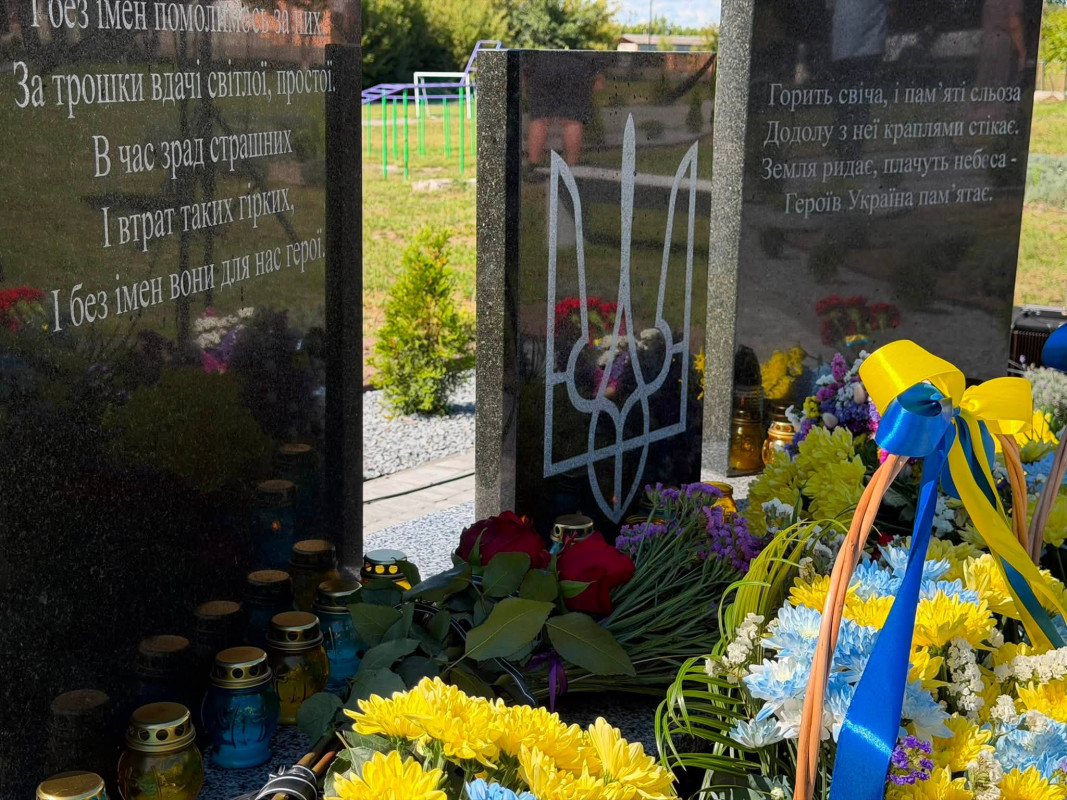 У гімназії на Волині відкрили пам’ятний знак на честь 18 загиблих випускників