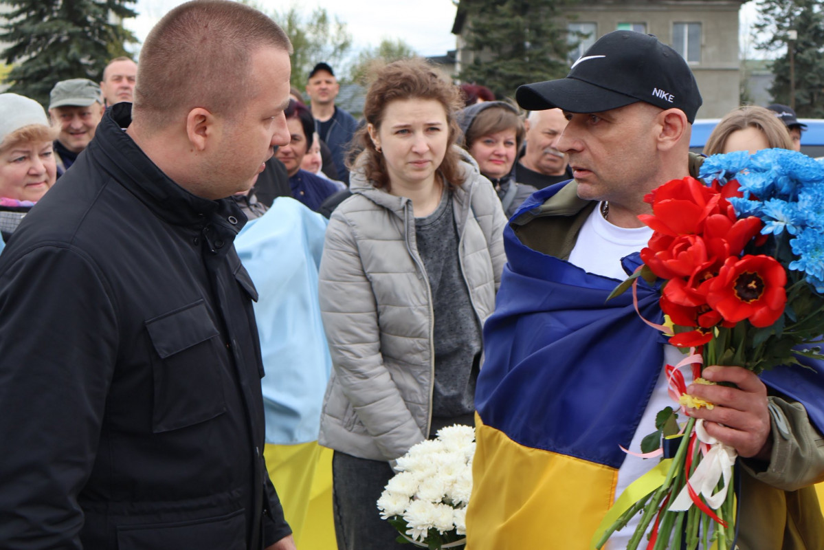 У прикордонному місті на Волині зустріли звільненого з полону військового Андрія Жолоба