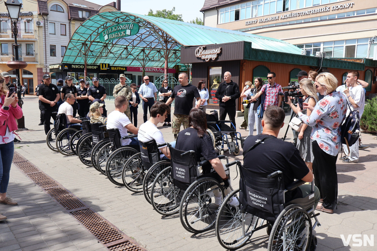 У центрі Луцька посадовці вчилися долати бордюри у кріслах колісних. Фото