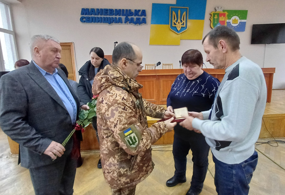 Назавжди у пам'яті: рідним загиблих військових у громаді на Волині вручили високі державні нагороди