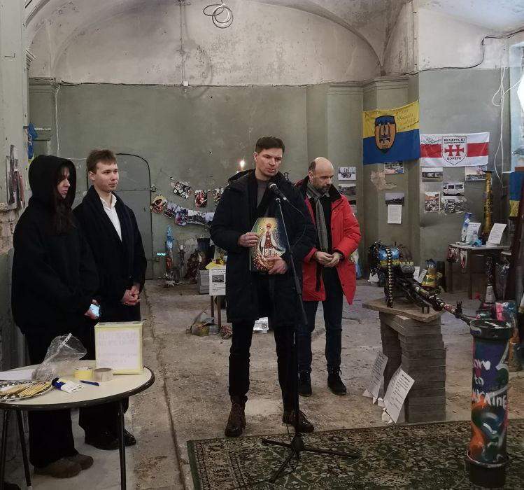 Малюнки на уламках зброї: у Вільнюсі відкрили виставку художніх робіт дітей з Волині