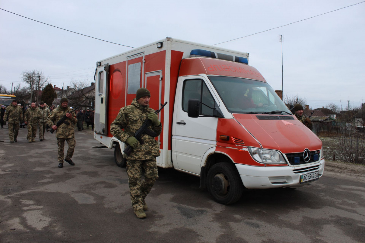 Весільний коровай розділили на кладовищі: на Волині попрощались з Героєм Павлом Бурцем