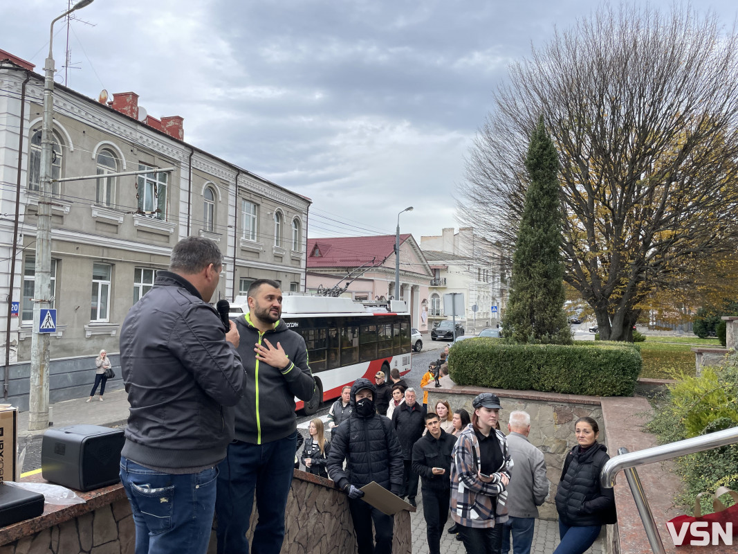 «Дрони замість бруківки»: у Луцьку пікетували міську раду