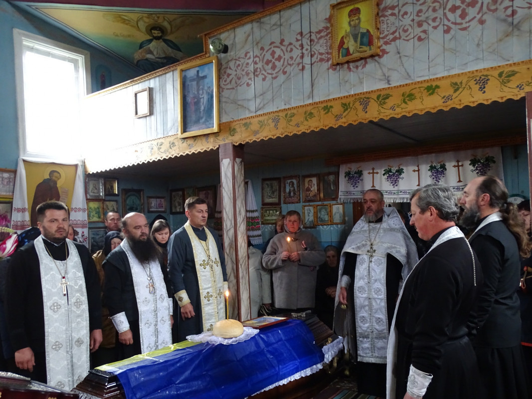 Повернувся до рідного дому «на щиті»: на Волині в останню дорогу провели Героя Сергія Гручину