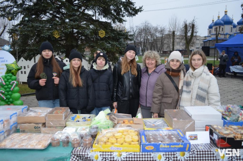 У місті на Волині на благодійному ярмарку зібрали майже 120 тисяч гривень для ЗСУ. Фоторепортаж