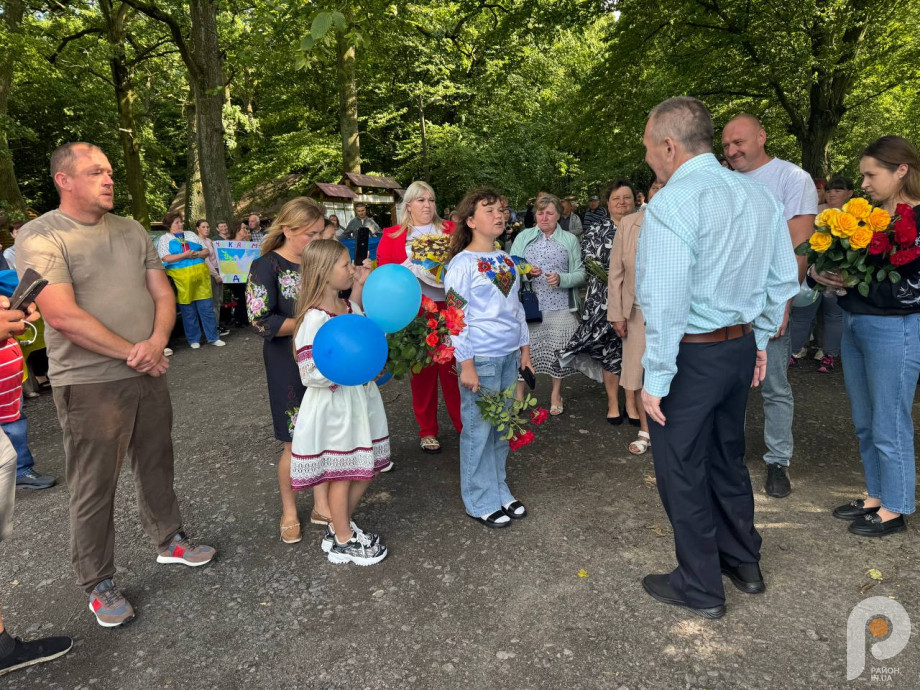 На Волині з квітами та сльозами зустріли звільненого з полону військового